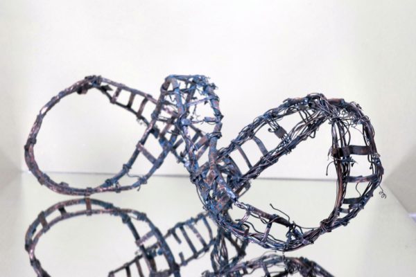 Лена Лиса Гармашева, Лестница Мёбиуса (ДНК), медь, 2019