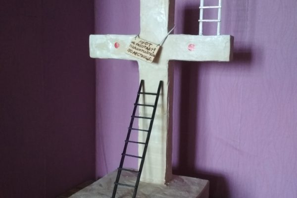 Павел Мунтиев. Лифт не работает! Поднимайтесь по лестнице, 2019, гипс, дерево